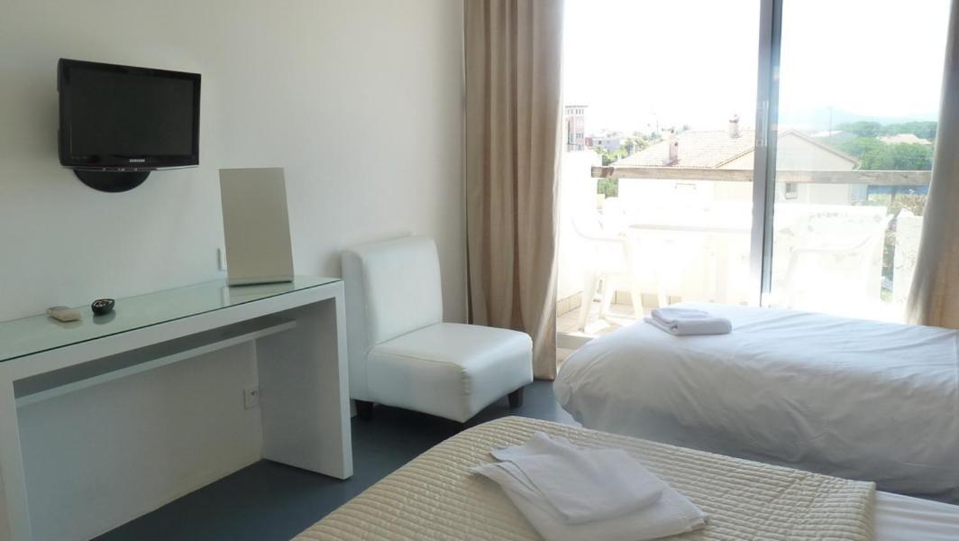 Hotel Sable Et Soleil - Port, Plage Et Jacuzzi Prive Frejus Exterior photo