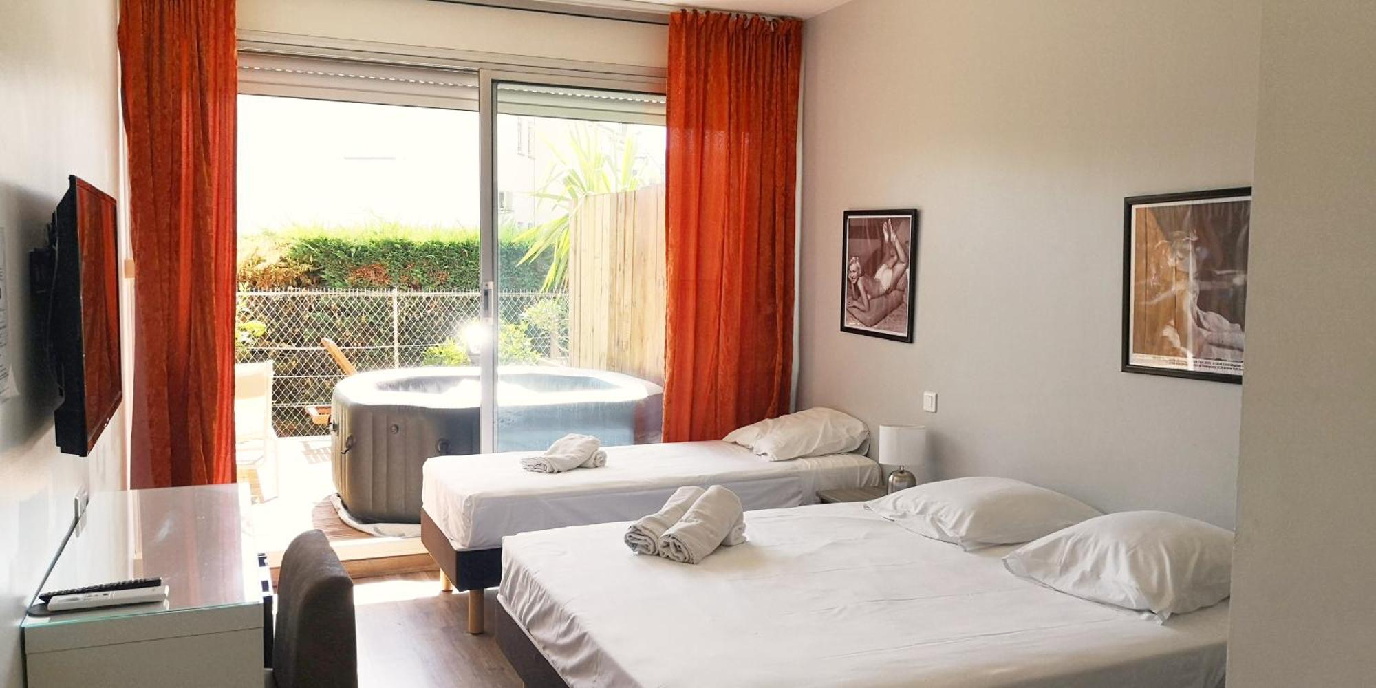 Hotel Sable Et Soleil - Port, Plage Et Jacuzzi Prive Frejus Room photo