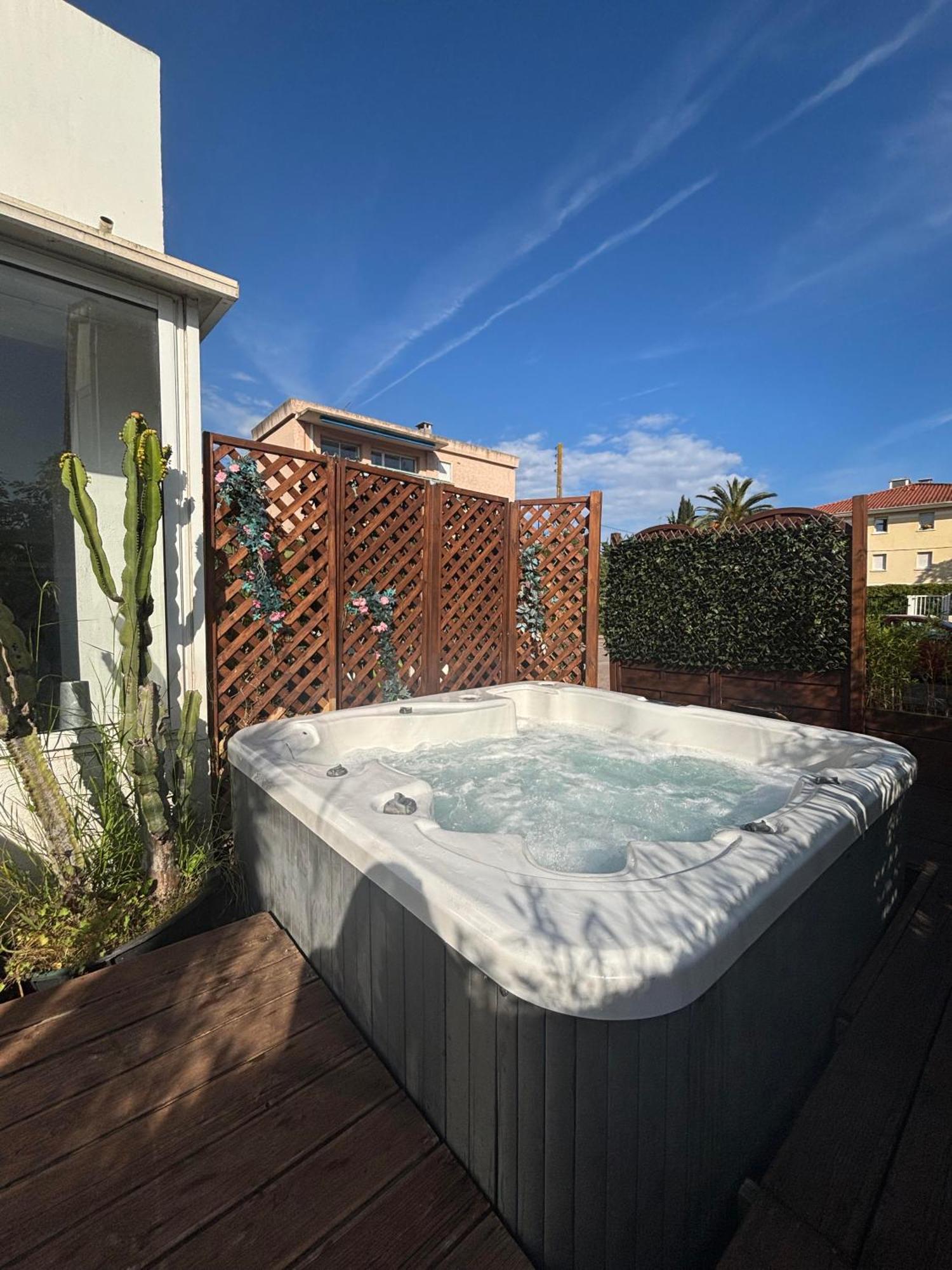 Hotel Sable Et Soleil - Port, Plage Et Jacuzzi Prive Frejus Exterior photo