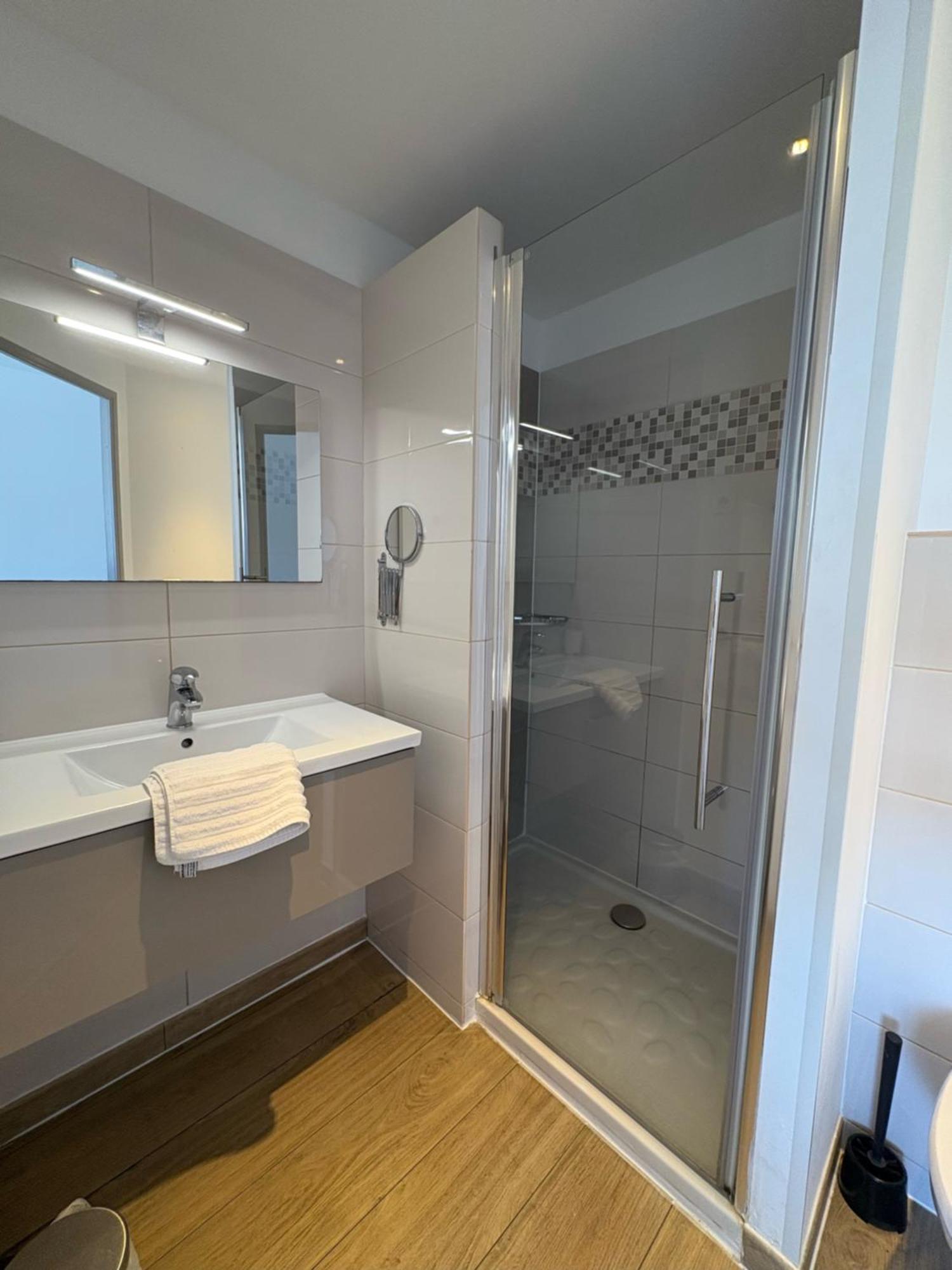 Hotel Sable Et Soleil - Port, Plage Et Jacuzzi Prive Frejus Exterior photo