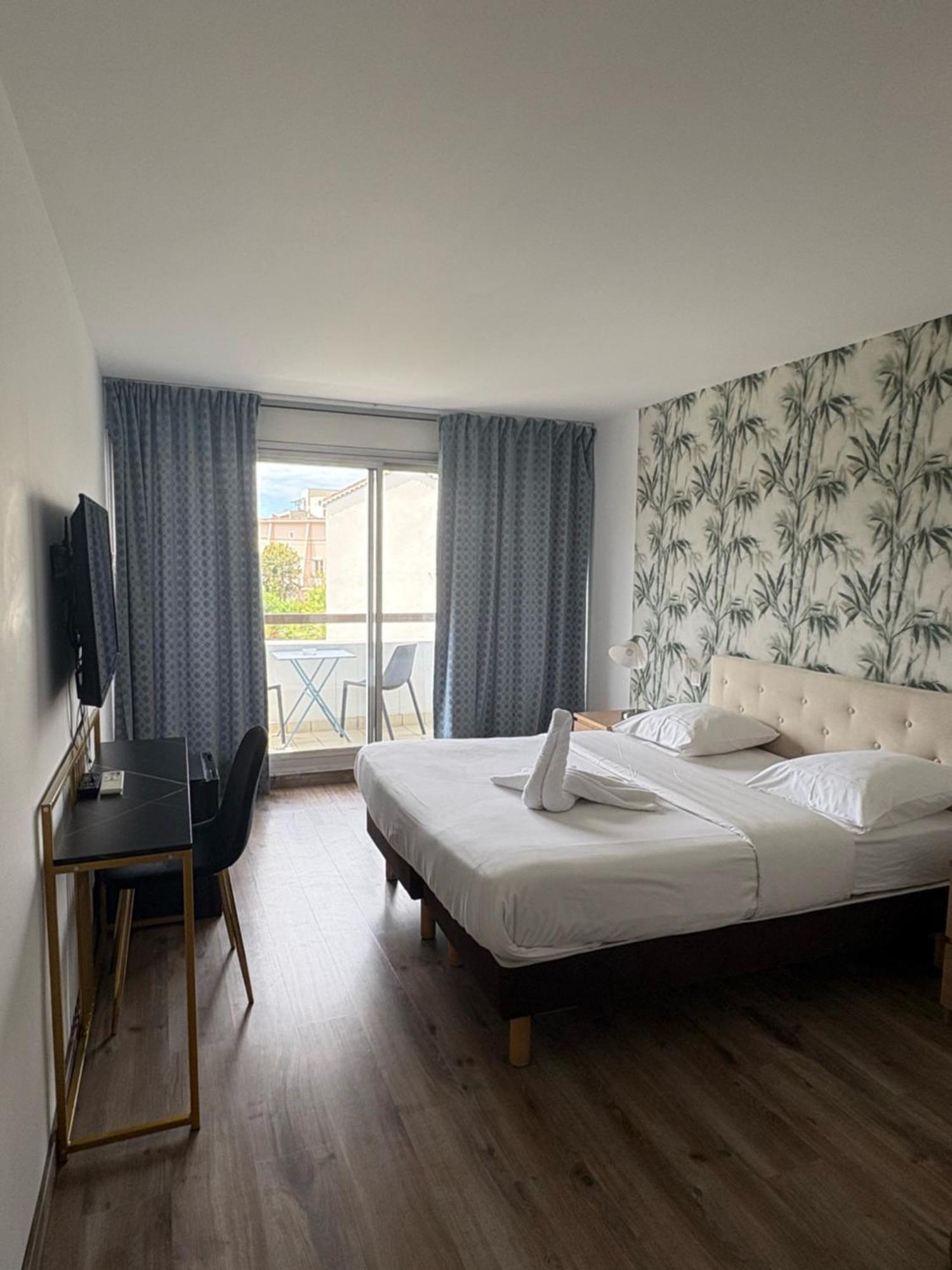 Hotel Sable Et Soleil - Port, Plage Et Jacuzzi Prive Frejus Exterior photo