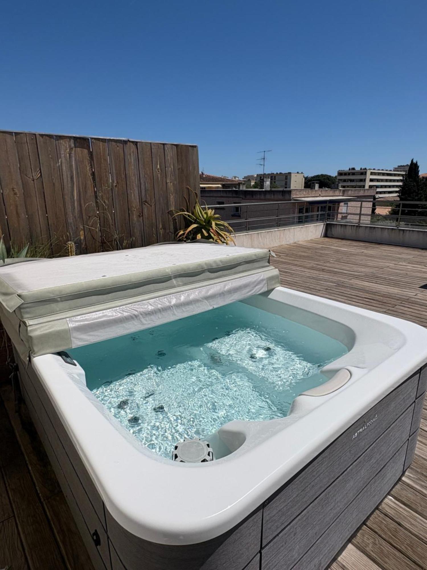 Hotel Sable Et Soleil - Port, Plage Et Jacuzzi Prive Frejus Exterior photo