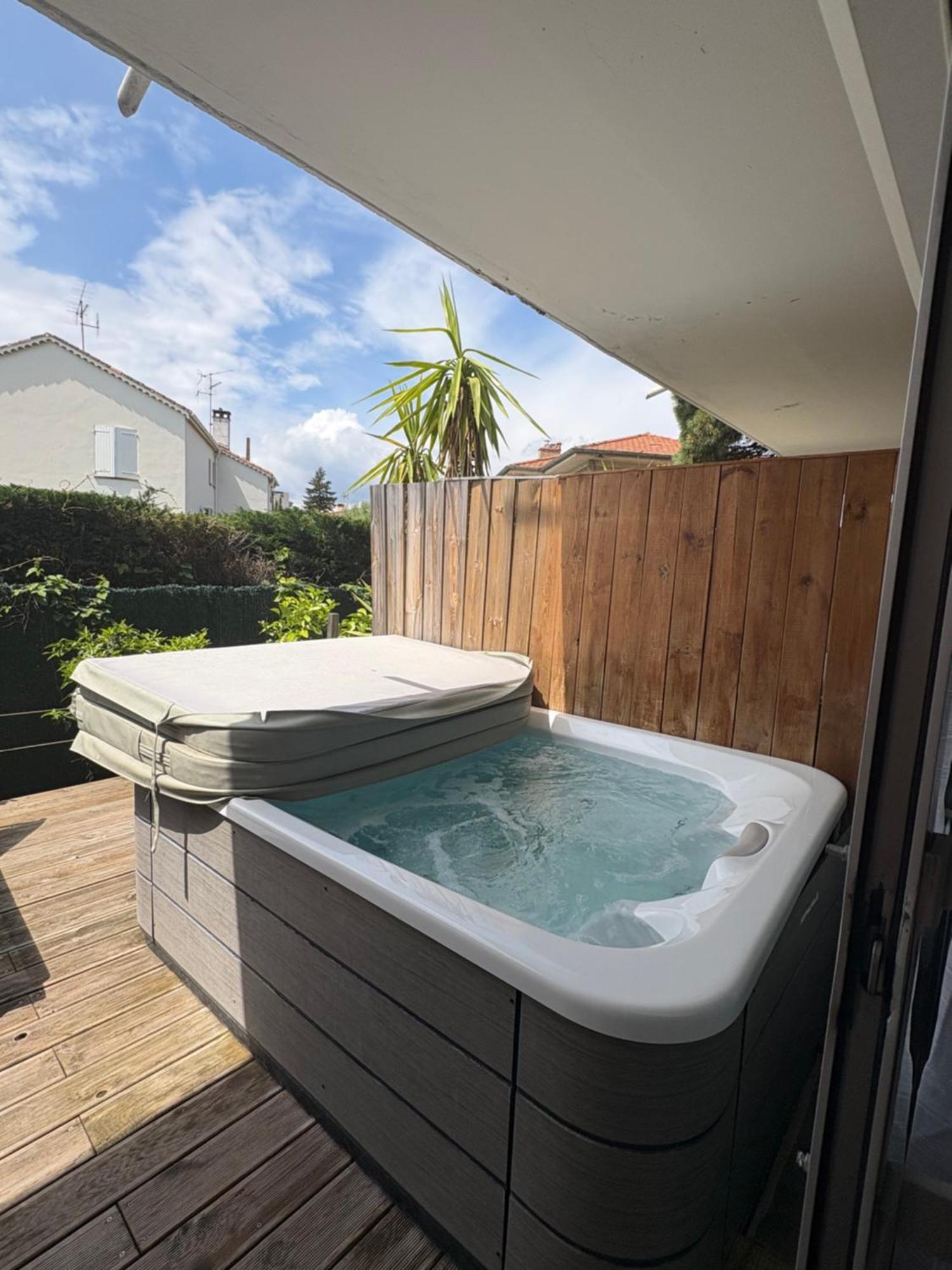 Hotel Sable Et Soleil - Port, Plage Et Jacuzzi Prive Frejus Exterior photo