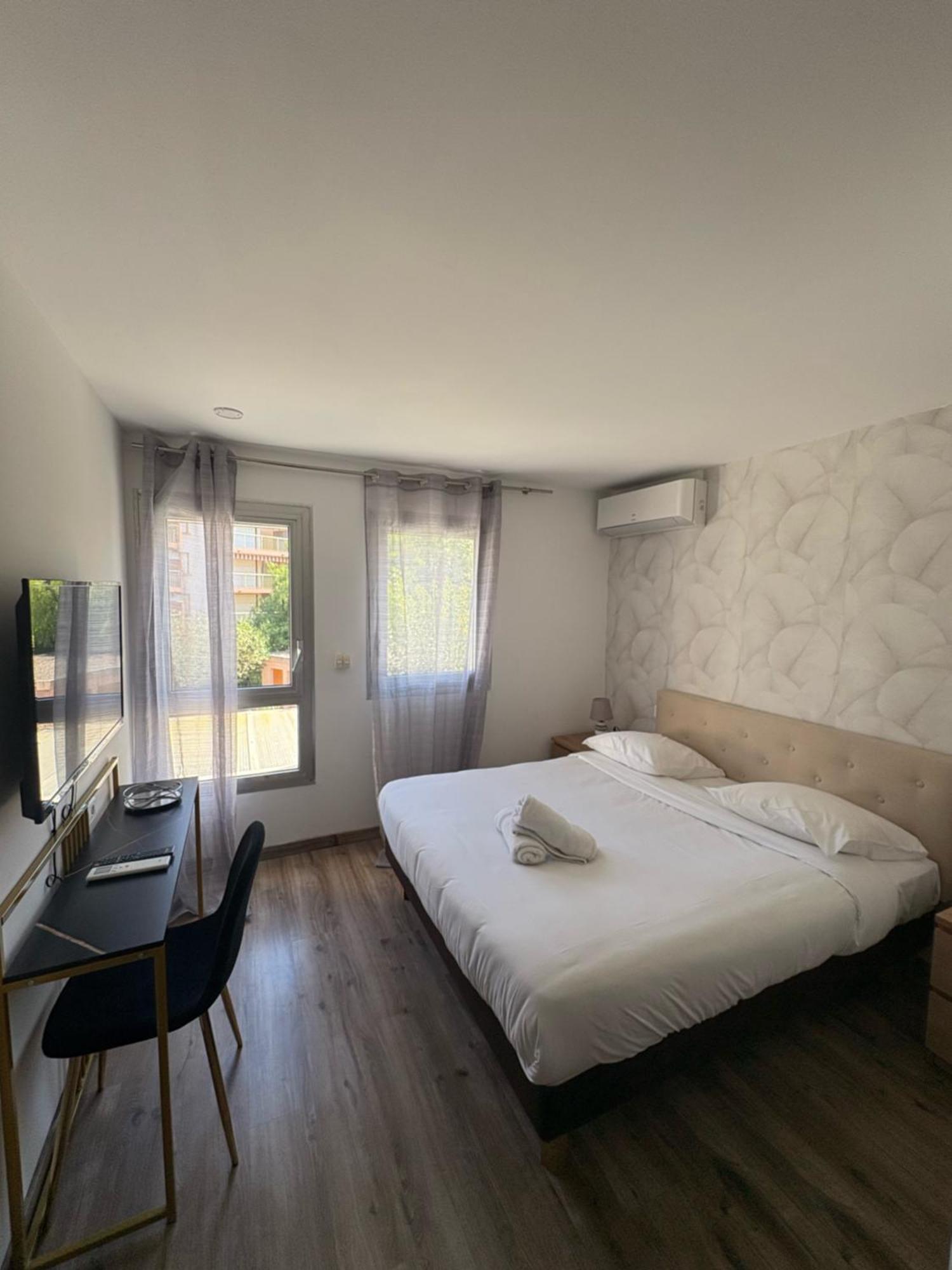 Hotel Sable Et Soleil - Port, Plage Et Jacuzzi Prive Frejus Exterior photo