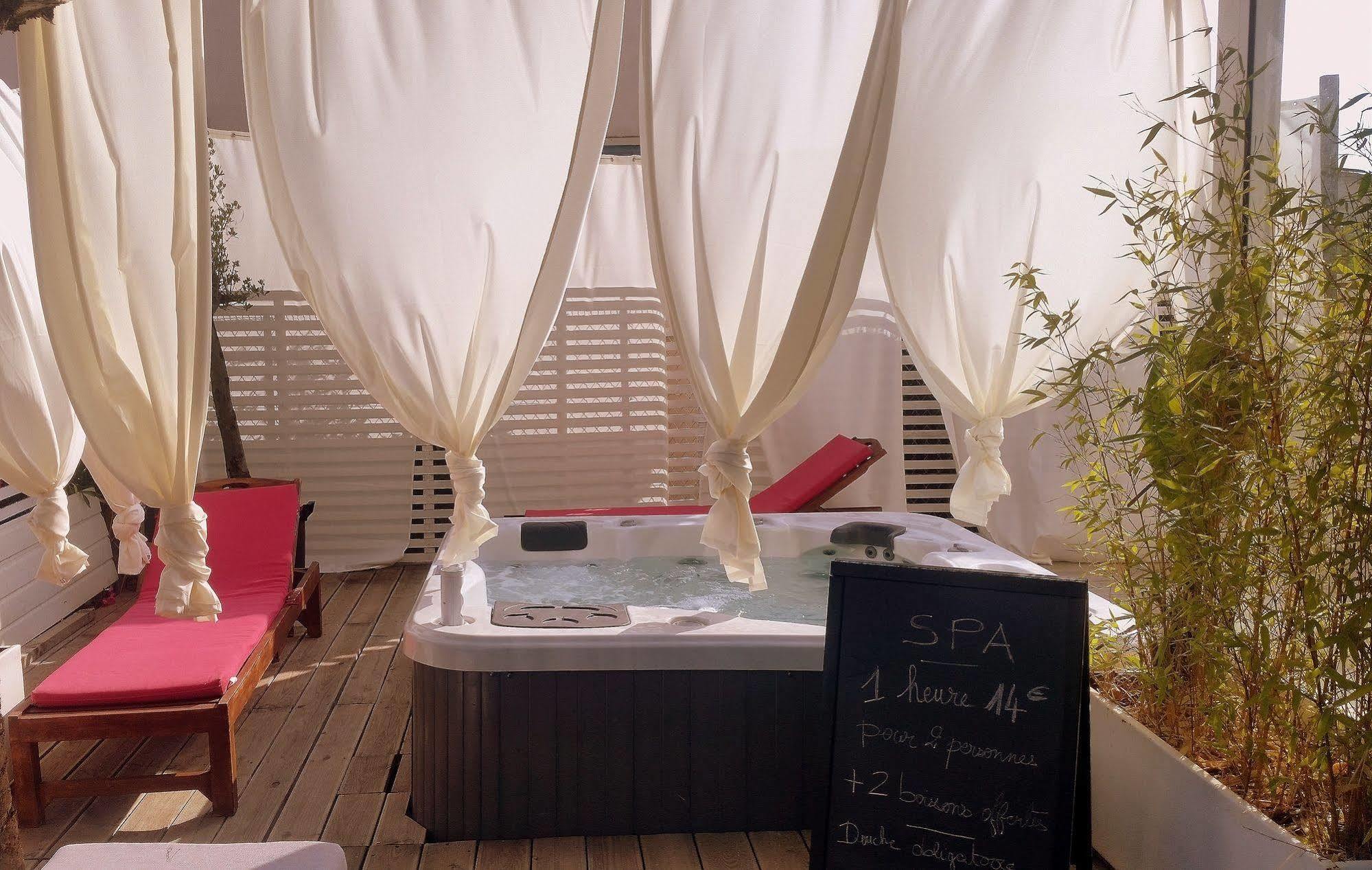 Hotel Sable Et Soleil - Port, Plage Et Jacuzzi Prive Frejus Exterior photo